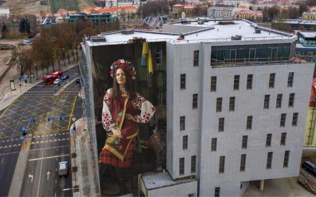 Робот Albert за один день нарисовал мурал в честь Украины на Доме Москвы в Вильнюсе