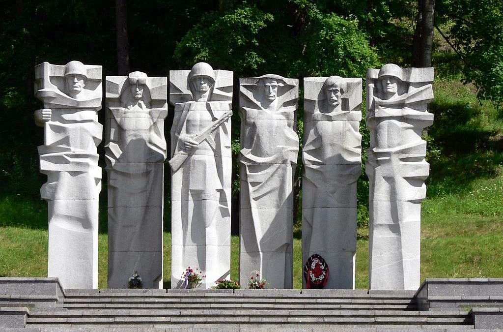 Советские скульптуры на кладбище Антакальнис будут демонтированы в сентябре