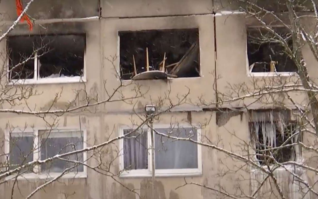 Страховщики и чиновники не спешат помогать жителям горевшей многоэтажки в Вильнюсе 